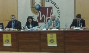 Prof. Tomás de Domingo( Área de Filosofía del Derecho), junto con los Profesores Francisco Javier San Juan (Área de Derecho Constitucional) y Amparo Calabuig (Área de Derecho Constitucional)